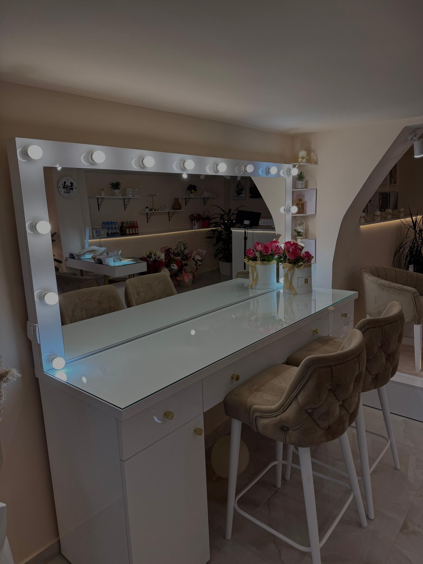 Toaletni sto sa ogledalom u salonu Beauty Zone by Andjela